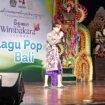 Salah satu peserta wimbakara lagu pop Bali serangkaian Bulan Bahasa Bali VIII, di Ksirarnawa, Minggu, 15 Februari 2026.