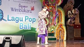 Salah satu peserta wimbakara lagu pop Bali serangkaian Bulan Bahasa Bali VIII, di Ksirarnawa, Minggu, 15 Februari 2026.