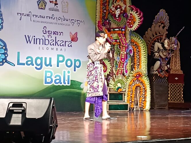 
					Salah satu peserta wimbakara lagu pop Bali serangkaian Bulan Bahasa Bali VIII, di Ksirarnawa, Minggu, 15 Februari 2026.