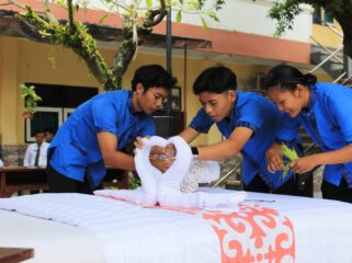 Ujian praktik kepariwisataan SMA Paris Klungkung. 