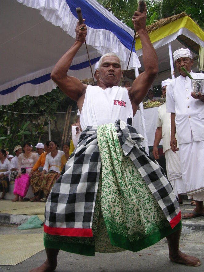 
					Orang Bali ngunying,